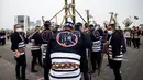 Anggota Asosiasi Pelestarian Pemadam Kebakaran Edo memegang tangga bambu saat melakukan teknik pemadam kebakaran tradisional Jepang saat latihan pemadam kebakaran Tahun Baru di Tokyo, Jepang, 6 Januari 2022. (Behrouz MEHRI/AFP)