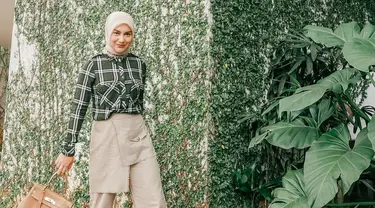 Melalui akun Instagram pribadinya, Irish Bella sendiri kerap mengunggah foto gaya OOTD. Bahkan, penampilannya yang kasual sering kali mencuri perhatian netizen. (Liputan6.com/IG/@_irishbella_)