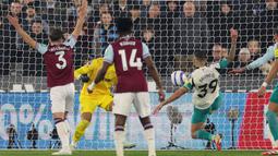 Pemain Newcastle, Bruno Guimaraes mencetak gol ke gawang West Ham dalam laga lanjutan Liga Inggris 2024/2025 di London Stadium, London, Inggris, Selasa (11/03/2025) dini hari WIB. (AFP/Adrian Dennis)