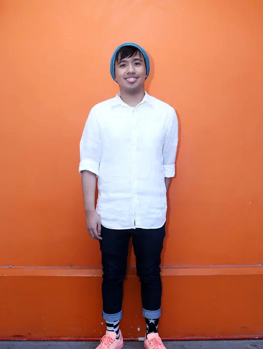 "Bareng, kan berangkat bareng, jadi ya emang bareng. Banyak apa ya, di Disneyland, jalan-jalan. Pertama sama dia, jarang juga sama keluarga liburan," kata Joshua di bilangan Tendean, Mampang, Jakarta Selatan, Rabu (18/5). (Nurwahyunan/Bintang.com)