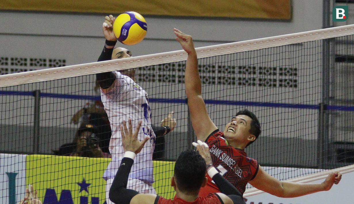 Pemain Palembang Bank Sumsel Babel, Julianta (Kanan) berusaha menghalau bola saat melawan Bogor LavAni pada laga PLN Mobile Proliga 2022 di Padepokan Voli Jenderal Polisi Kunarto, Sentul, Sabtu (29/1/2022). (Bola.com/M Iqbal Ichsan)