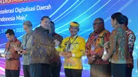 Wali Kota Tarakan, Khairul menerima penghargaan dari Menteri Koordinator Bidang Perekonomian, Airlangga Hartato dalam Rapat Koordinasi Nasional Percepatan dan Perluasan Digitalisasi Daerah (P2DD) di Hotel Grand Sahid Jaya, Jakarta, Selasa (3/10/2023). (Foto: Istimewa)
