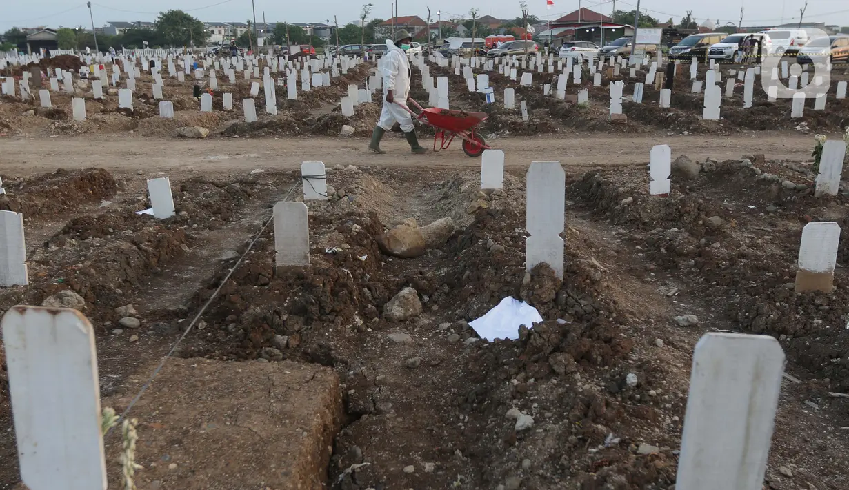 Aktivitas petugas pemakaman di TPU Khusus COVID-19 Rorotan, Jakarta, Rabu (11/8/2021). Pemerintah menghapus data angka kematian dari indikator penanganan COVID-19. Pemerintah beralasan terjadi permasalahan dalam input data angka kematian COVID-19, (Liputan6.com/Helmi Fithriansyah)