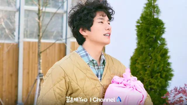 Lee Yi Kyung dalam drakor Marry You. (Channel A via Soompi)