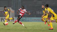 Eric Weeks (2kiri) saat membela Madura United melawan Persiba Balikpapan. (Bola.com/Nicklas Hanoatubun)