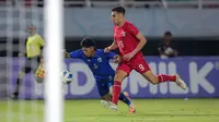 Pemain Timnas Indonesia U-19, Jens Raven (kanan) berusaha merebut bola dari penguasaan pemain Thailand U-19, Singha Marasa pada laga final Piala AFF U-19 2024 di Stadion Gelora Bung Tomo, Surabaya, Senin (29/7/2024). (Bola.com/Bagaskara Lazuardi)