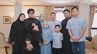 Ashanty dan Anang Hermansyah juga tampak mengenakan baju serba biru saat merayakan lebaran di tanah suci. [@ashanty_ash]