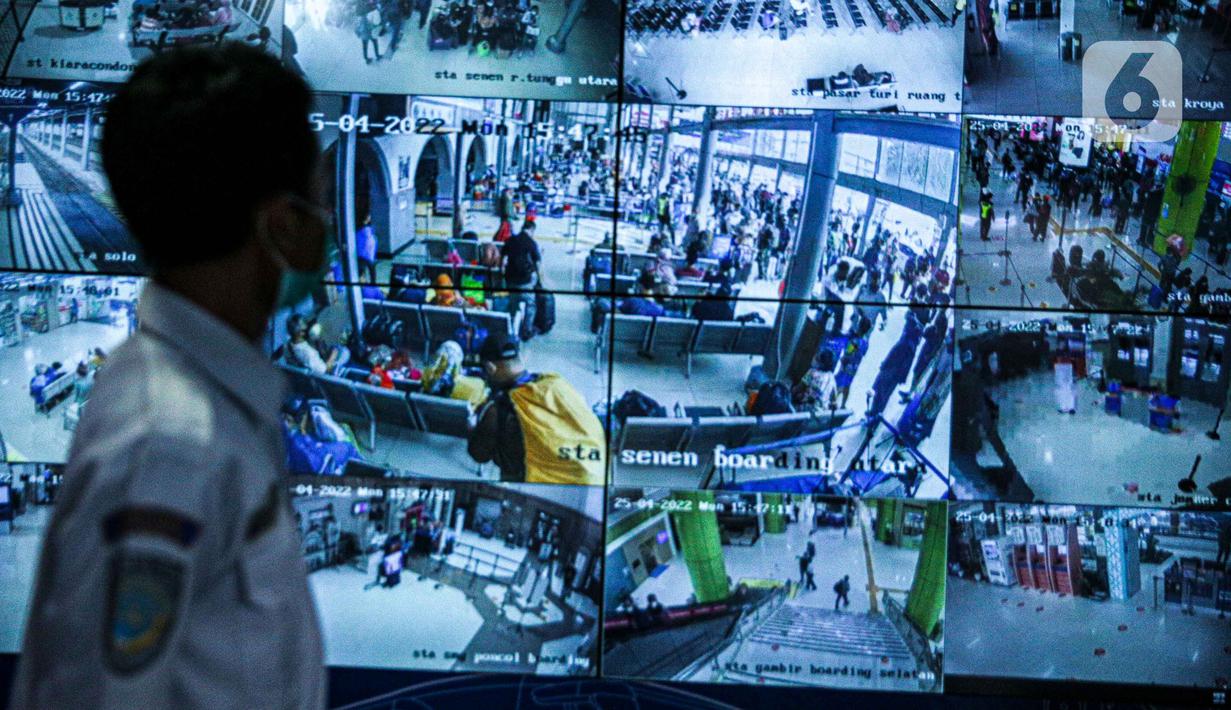 <p>Petugas memperhatikan cctv jalur mudik melalui layar command centre sebagai pusat informasi mudik 2022 di Gedung Kementerian Perhubungan, Jakarta, Senin (25/5/2022). Command centre ini, berbagai instansi terkait yang bertanggung jawab terhadap pelaksanaan mudik. (Liputan6.com/Faizal Fanani)</p>