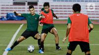 Pemain Timnas Indonesia U-22, Osvaldo Haay, berebut bola dengan Muhammad Rafli saat latihan di Stadion Rizal Memorial, Manila, Jumat (22/11). Latihan ini persiapan jelang laga SEA Games 2019. (Bola.com/M Iqbal Ichsan)