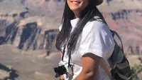 Gaya santai ini juga ia gunakan saat mengunjungi Grand Canyon National Park beberapa waktu lalu. Hanya gunakan kaus putih polos, kacamata serta topi coklat, Regina tampak menikmati liburannya. (Liputan6.com/IG/@ivanova.regina)