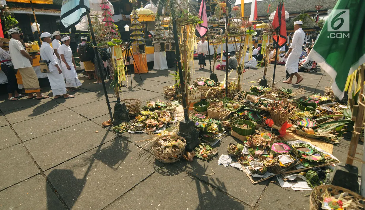 <p>Sejumlah sesajen tergeletak dalam prosesi ritual tahunan Purnama Kapat di Pura Besakih, Karangasem, Bali, Kamis (5/10). Ritual tersebut juga dijadikan momentum untuk doa bersama agar bencana gunung meletus tidak terjadi. (Liputan6.com/Gempur M Surya)</p>