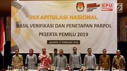 Ketua Komisi Pemilihan Umum Arief Budiman bersama anggotanya menyanyikan lagu Indonesia Raya saat Rekapitulasi Nasional Hasil Verifikasi dan Penetapan Parpol Peserta Pemilu 2019, Jakarta (17/2). (Liputan6.com/JohanTallo)