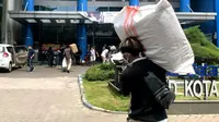 2 RSUD di wilayah Tangerang mendapat bantuan ratusan baju hazmat dan kacamata pelindung.