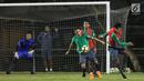 Pemain Timnas Indonesia U-19, Egy Maulana Vikri (tengah) berebut bola saat latihan perdana jelang laga melawan Jepang U-19 di Lapangan A Kompleks GBK, Jakarta, Kamis (22/3). Laga kedua tim akan digelar Minggu (25/3). (Liputan6.com/Helmi Fithriansyah)