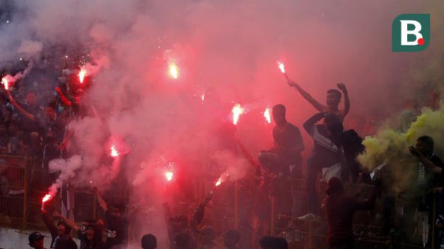 Suporter Persib Bandung dan Perserang Serang