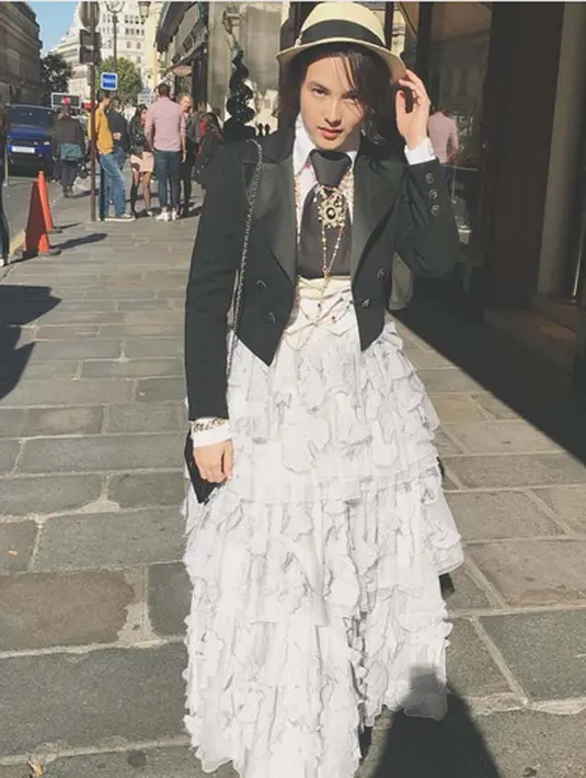 Beberapa bulan lalu, Chelsea sukses bermain di pementasan teater yang  berjudul ‘Bunga Penutup Abad’. Dan sebentar  lagi, ia akan kembali hadir di panggung untuk bermain di Perempuan-perempuan Chairil.  (Instagram/chelseaislan)