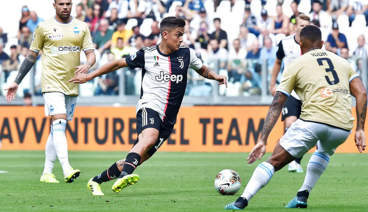 Penyerang Juventus, Paulo Dybala, menggiring bola saat melawan SPAL pada laga Serie A di Stadion Allianz, Sabtu (28/9). Juventus menang 2-0 atas SPAL. (AP/Alessandro Di Marco)