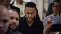 Bintang timnas Brasil, Neymar meninggalkan kantor polisi di Rio de Janeiro, Kamis (6/6/2019). Kedatangan Neymar untuk memberikan keterangan terkait menyebarkan foto dan percakapan pribadi dengan perempuan yang menudingnya melakukan pemerkosaan ke media sosial. (Mauro Pimentel/AFP)