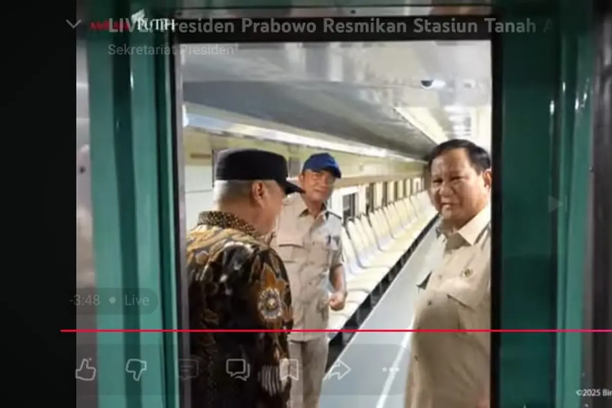 Presiden Prabowo Subianto coba menumpangi KRL Commuter Line Jabodetabek