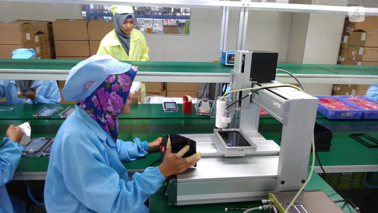 Suasana pabrik Advan di Semarang.