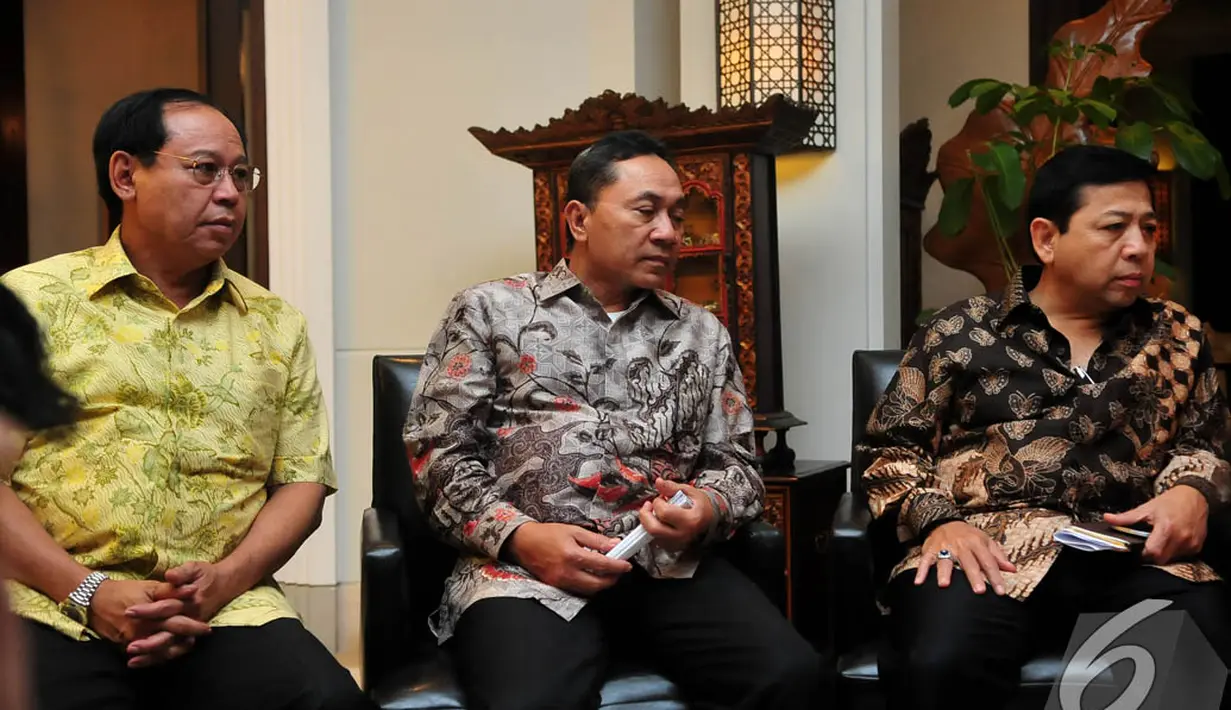 Ketum PPP versi KMP, Djan Faridz, Ketua MPR, Zulkifli Hasan dan Ketua DPR, Setya Novanto juga tampak hadir dalam pertemuan di kediaman Hatta Rajasa, Jakarta, Jumat (14/11/2014). (Liputan6.com/Johan Tallo)