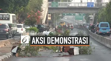 Demonstrasi Rabu (25/9/2019) malam berakhir bentrokan massa dengan polisi. Sejumlah pot tanaman rusak dan berserakan di tengah jalan raya membuat arus lalu lintas tersendat.