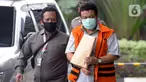 Mantan anggota DPRD Kota Bandung Tomtom Dabbul Qomar (kanan) tiba untuk menjalani sidang dakwaan secara online di gedung KPK, Jakarta, Senin (15/6/2020). Tomtom Dabbul Qomar menjalani sidang perdana kasus pengadaan ruang terbuka hijau (RTH) Kota Bandung Tahun 2012 dan 2013. (merdeka.com/Dwi Narwoko)