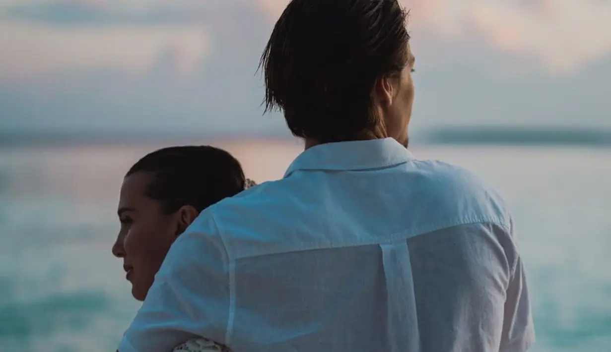 Millie Bobby Brown dan Jake Bongiovi tampak kembali memamerkan momen mesra di media sosial. Keduanya terlihat kompak memakai busana serba putih dalam unggahan terbaru. (Liputan6.com/IG/@jakebongiovi)
