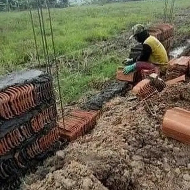 6 Hasil Kerja Kuli Bangunan Belum Gajian Ini Ngawur, Mandor Senyum Tipis