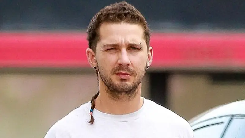 Shia LaBeouf pasang hair extension dan piercing di mata