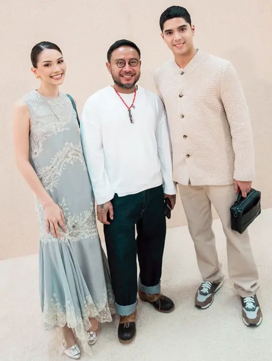 Al Ghazali tampak gagah dengan setelan kemeja dan celana nude dengan sneakers [@alyssadaguise]