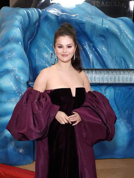 <p>Selena Gomez menghadiri Golden Globe Awards 2023 di The Beverly Hilton, Beverly Hills, California, Amerika Serikat, 10 Januari 2023. Selena Gomez terlihat seksi elegan dengan dress yang memamerkan bagian bahu. (Joe Scarnici/Getty Images for Icelandic Glacial/AFP)</p>