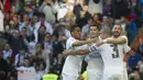 Para pemain Real Madrid merayakan gol yang dicetak Karim Benzema ke gawang West Ham pada laga La Liga di Stadion Santiago Bernabeu, Spanyol, Sabtu (5/12/2015). Madrid menang 4-1. (AFP Photo/Curto De La Torre)