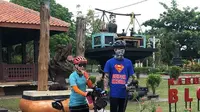 Ganjar Pranowo dan istri mengunjungi Grand Maerakaca sambil bersepeda (Dok.Instagram/@grandmaerakaca/https://www.instagram.com/p/CCiv7WOHaVZ/Komarudin)
