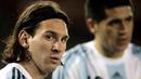 Lionel Messi (kiri) salah satu pemain Timnas Argentina yang yang meraih medali emas pada ajang sepak bola Olimpiade 2008 di Beijing, China. (EPA/Alberto Raggio)