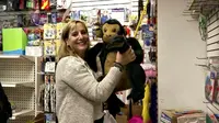 Seorang wanita di kota New York memborong seluruh mainan di dalam suatu toko untuk menyumbangkannya kepada anak-anak jalanan. Wow.
