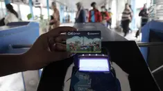 Penumpang menempelkan kartu OK OTrip di Terminal Kampung Melayu, Jakarta, Rabu (17/1). Pemprov DKI Jakarta mulai menguji coba program OK OTrip dengan rute dari Kampung Melayu - Duren Sawit dan Semper - Rorotan. (Liputan6.com/Arya Manggala)