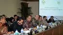Anggota BPK Eddy Mulyadi Soepardi (tengah) menerima kunjungan Komisi III DPR di Gedung BPK, Jakarta, Selasa (19/4). Mereka melakukan rapat konsolidasi dengan BPK terkait hasil audit pembelian RS Sumber Waras oleh Pemprov DKI. (Liputan6.com/Johan Tallo)