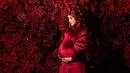 Aurel tampak mengenakan gaun merah maroon dari desainer Julianto dipadukan dengan coat warna serasi. Gaun tersebut pun menampilkan baby bump di usia kehamilan ke 9 bulan. [@aurelie.hermansyah]