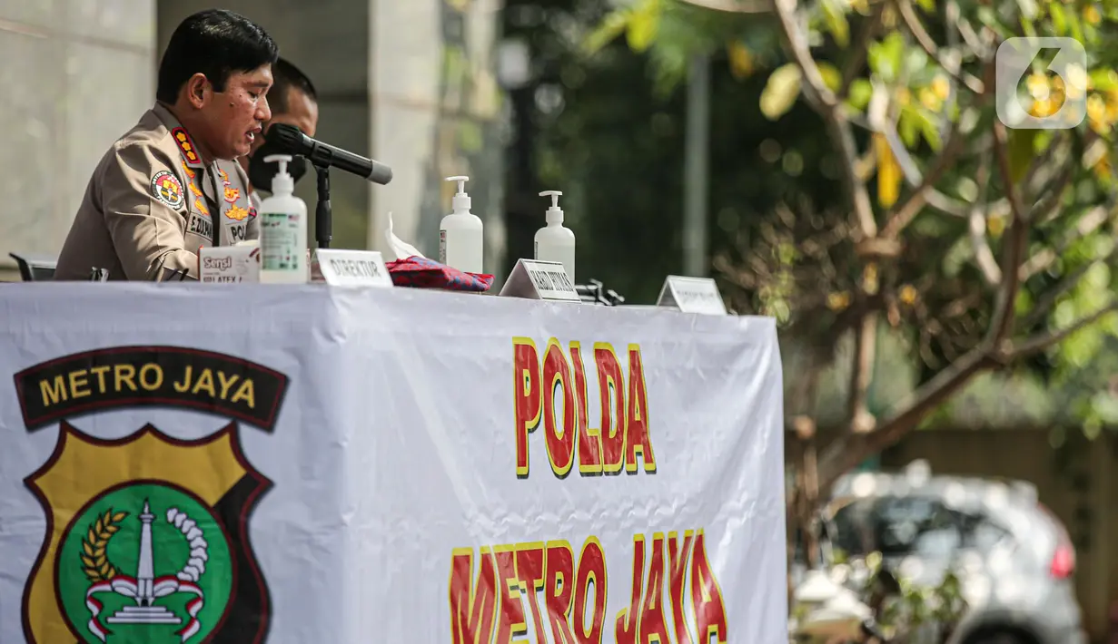 Kabid Humas Polda Metro Jaya, Kombes Pol Endra Zulpan memberikan keterangan saat rilis kasus penyebaran berita bohong atau hoaks di halaman Gedung Polda Metro Jaya, Jakarta, Kamis (28/7/2022). Dalam rilis tersebut dihadirkan satu tersangka penyebar hoaks dengan barang bukti tangkapan layar berupa ujaran kebencian dan hoaks media elektronik yang disebar melalui media sosial. (Liputan6.com/Faizal Fanani)