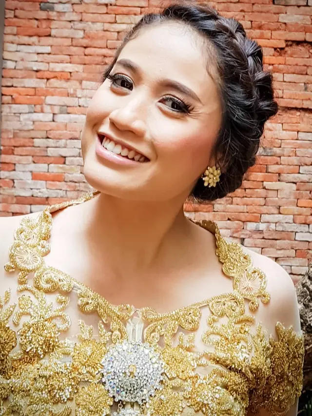 6 Potret Terbaru Vina Candrawati, Istri Denny Darko yang Ahli Lukis Pasir