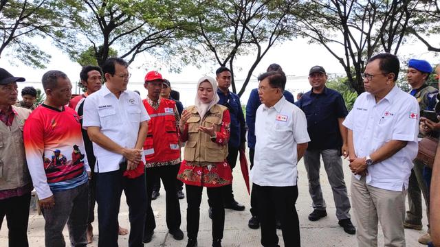 Ketua Umum Palang Merah Indonesia (MI) Jusuf Kalla (JK) mengunjungi masyarakat korban bencana banjir di Kabupaten Demak, Jawa Tengah. (Dok PMI)