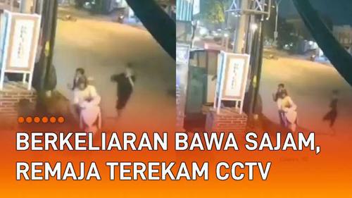 VIDEO: Berkeliaran Bawa Sajam, Sekumpulan Remaja Terekam CCTV Resahkan Pemotor