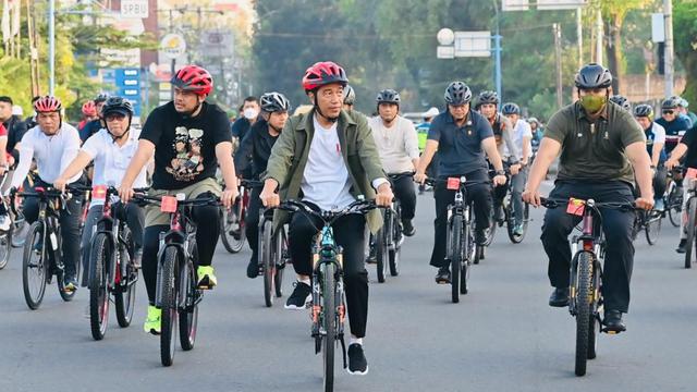 Presiden Joko Widodo atau Jokowi meninjau penataan Kota Medan, Sumatera Utara, pada Minggu (12/2/2023).