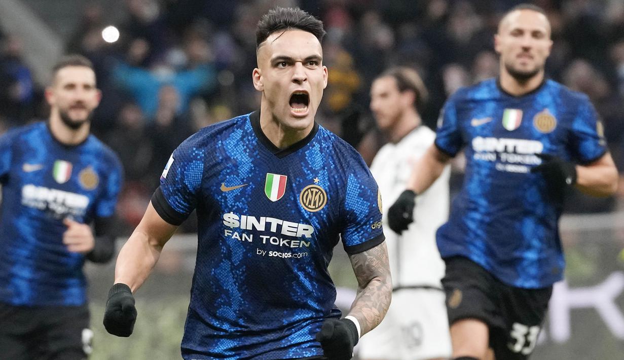 Lautaro Martinez - Striker andalan Inter Milan ini pernah beberapa kali dikaitkan dengan Manchester United. Masalah finansial yang saat ini dialami Nerazzurri bisa membuat mereka berpisah dengan striker Argentina tersebut. (AP/Luca Bruno)