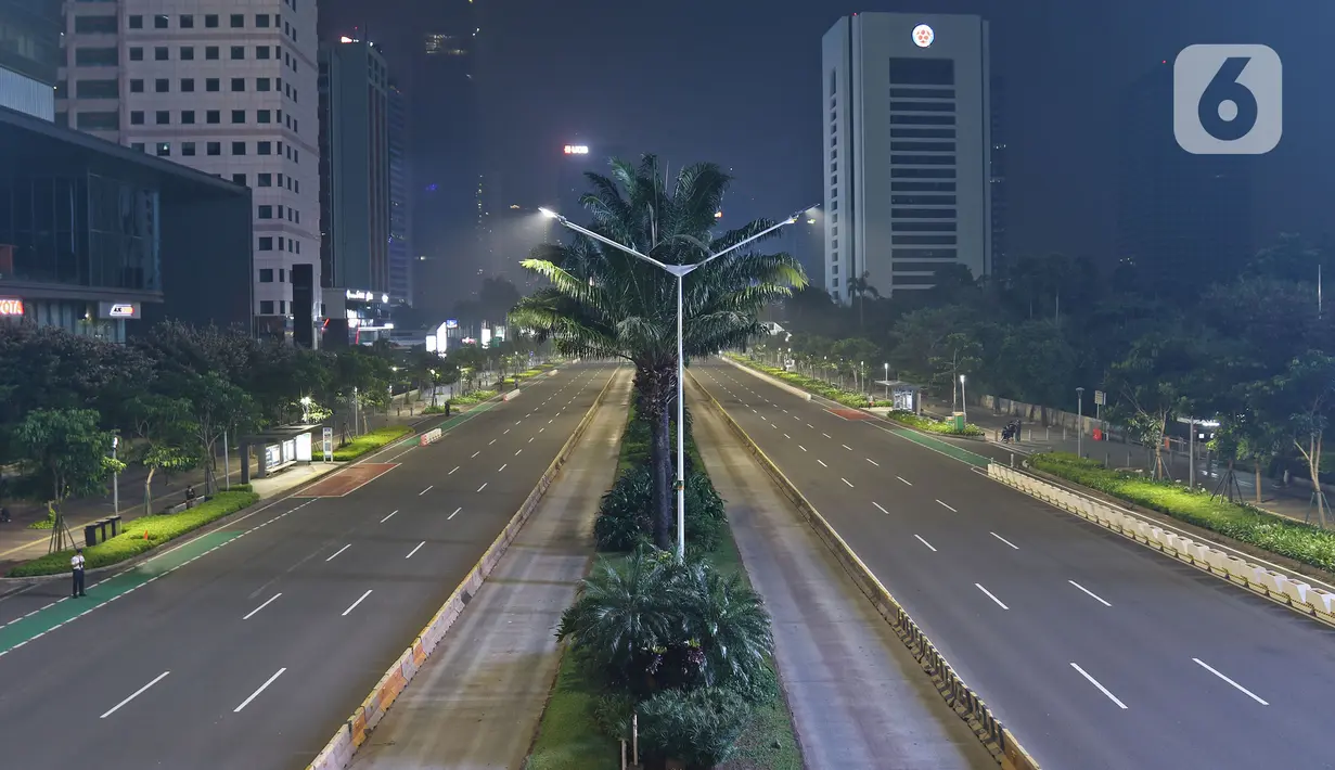 Suasana lengang kawasan Sudirman, Jakarta, Rabu (12/5/2021) malam. Polda Metro Jaya memberlakukan crowd free night untuk mencegah kerumunan takbir keliling di malam Idul Fitri 1442 yang berlaku mulai pukul 22:00 malam ini. (Liputan6.com/Herman Zakharia)