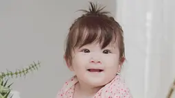 Sudah bisa berdiri ya baby Vechia. Baby Vechia semakin terlihat menggemaskan dengan menggunakan poni ya. (Liputan6.com/IG/frandaaa87)