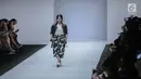 Aktris Dian Sastrowardoyo memperagakan busana bertajuk Cotton Ink x Dian Sastro pada Jakarta Fashion Week 2019 hari ke-5 di Senayan City, Rabu (24/10). "COTTONINK" mempersembahkan sejumlah rancangan dari beberapa artis. (Liputan6.com/Faizal Fanani)