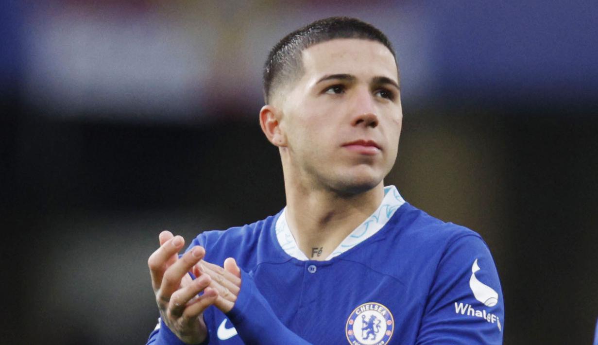 Pemain Chelsea, Enzo Fernandes saat melawan Leeds United pada laga pekan ke-26 Liga Inggris 2022/2023 di Stamford Bridge, London, Sabtu (05/03/2023). Pemain muda terbaik Piala Dunia 2022 ini memiliki akurasi umpan yang sangat baik sekaligus juga dapat menjadi penghubung antarlini dalam membangun serangan maupun bertahan. (AP Photo/David Cliff)