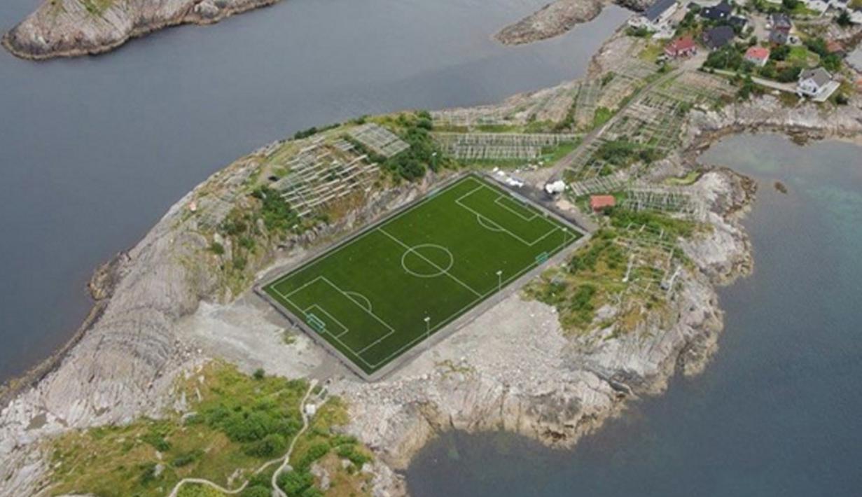 Stadion di Lofotan, Norwegia yang dikelilingi laut (Photo/Instagram)